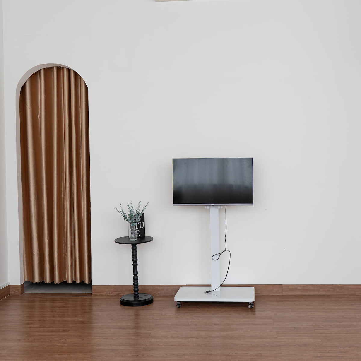 Room B - Màn hình TV di động phục vụ ekip và review